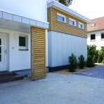 Eingang mit Parkplatz