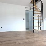 Wohnzimmer mit Treppe SpBoden