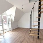 ZImmer mit Treppe zum Spitzboden