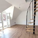 ZImmer mit Treppe zum Spitzboden